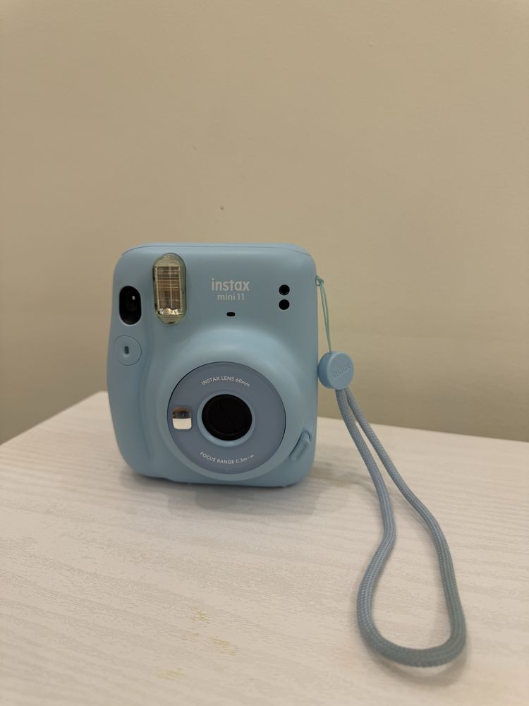 продаю по низкой цене Instax mini 11 в голубом цвете