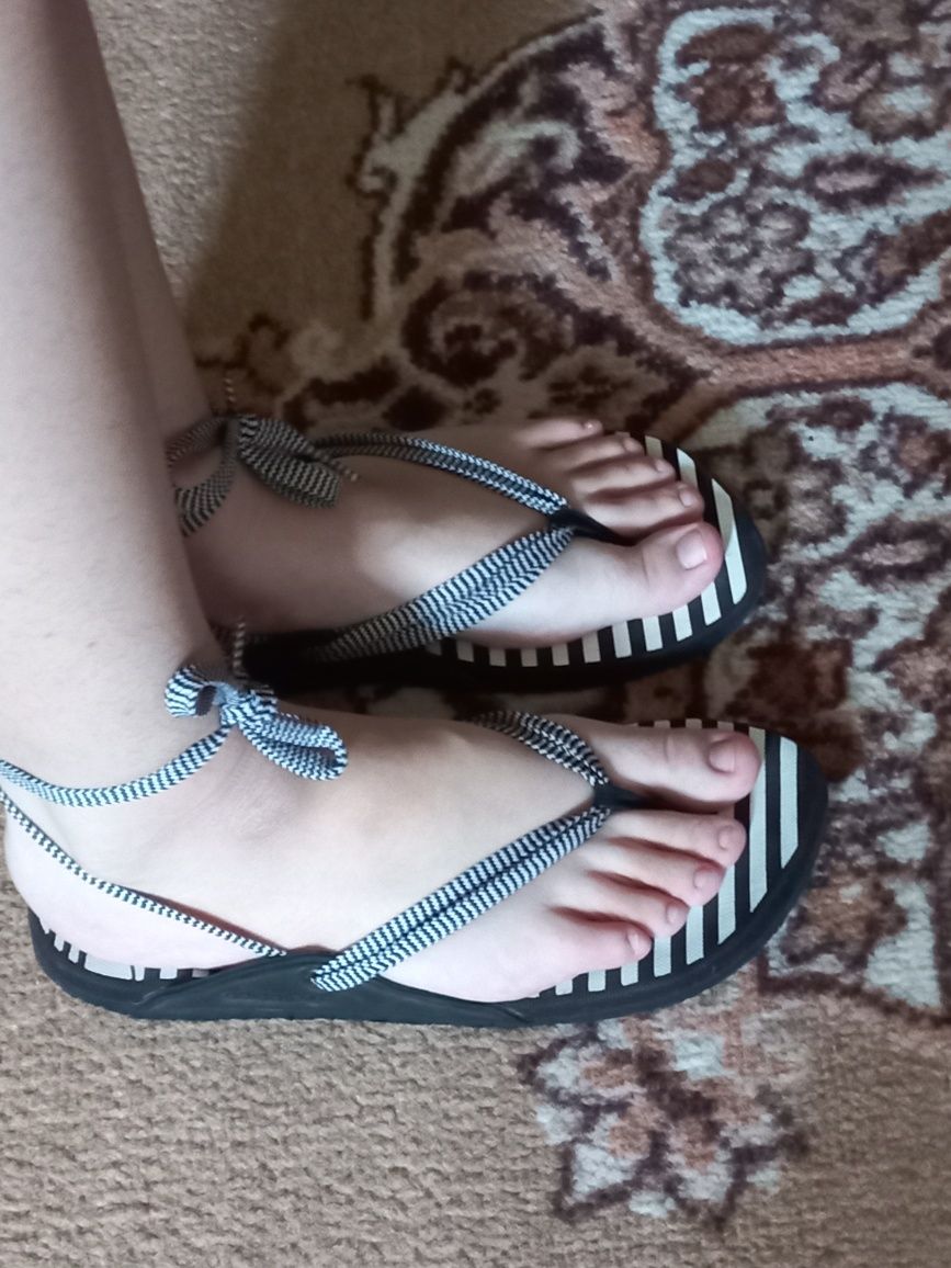 Продам сланцы фирменные на завязочках. Фирма Adidas