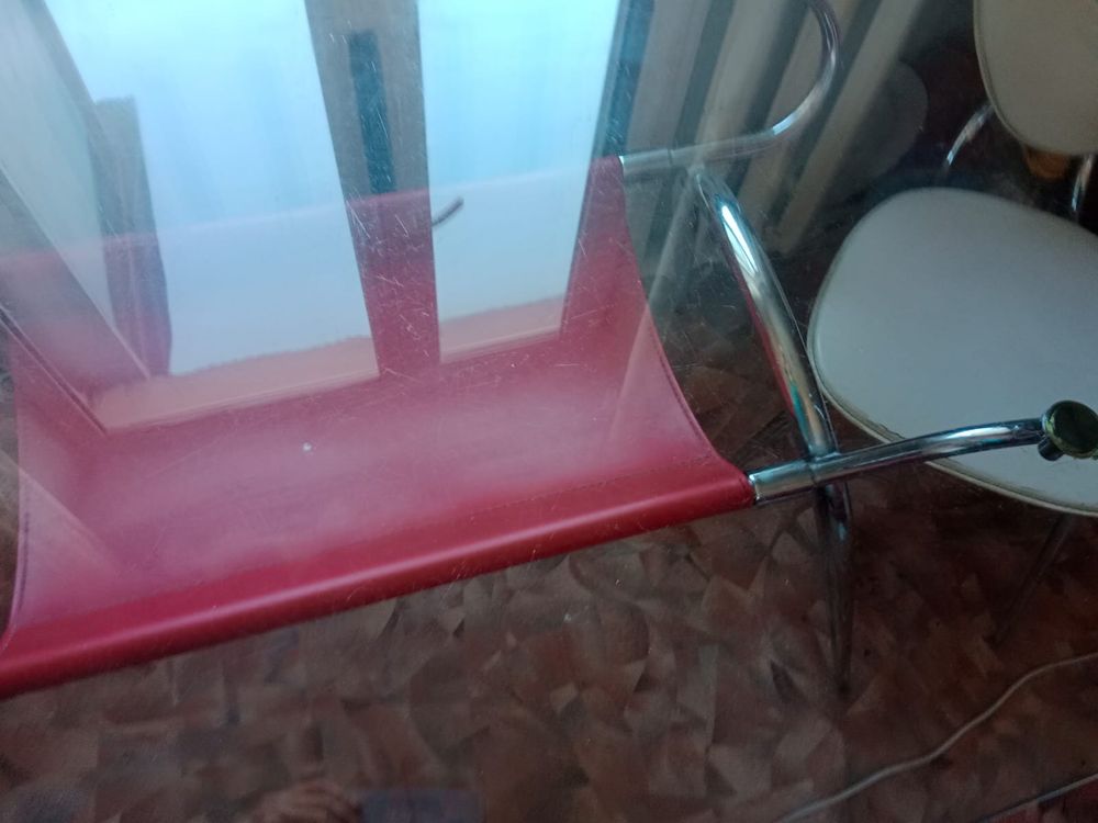 Продам стеклянный кухонный стол