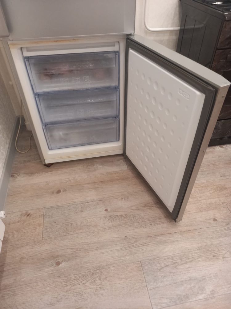 Холодильник двухкамерный BEKO.  Высота 2 метра.