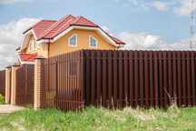 металлические жалюзи, штакетники, забор, ворота, сайдинг, карниз