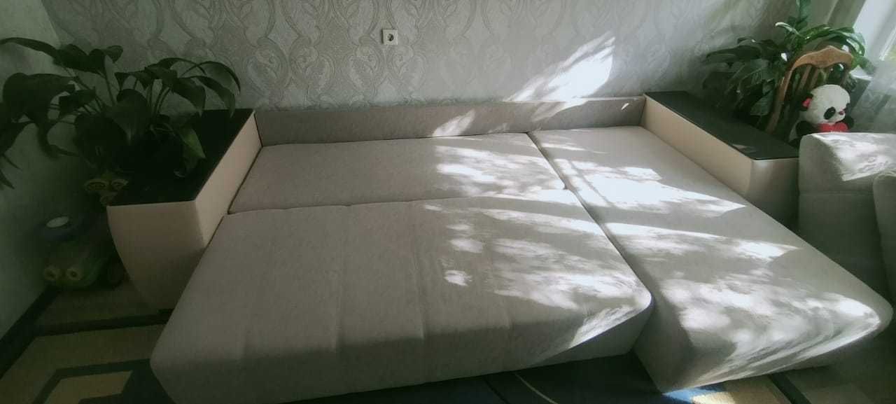 угловой элегантный диван