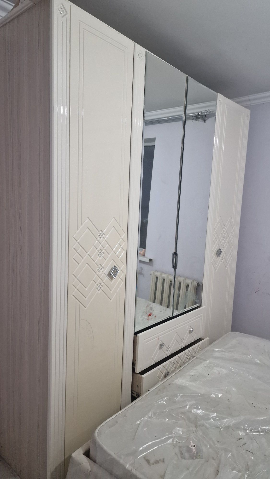 Кровать и шкаф две тумбочки