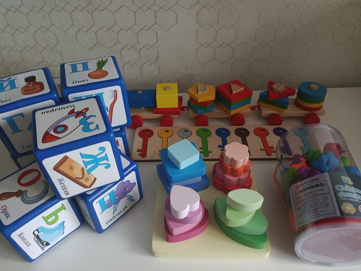 Пакет развивающих игрушек ( за все 3000)