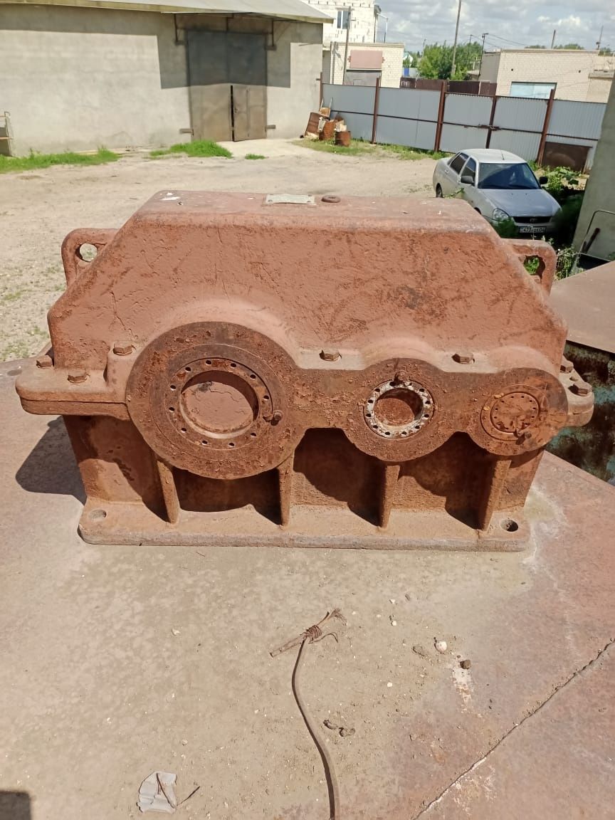 Продам редуктор Ц2У250