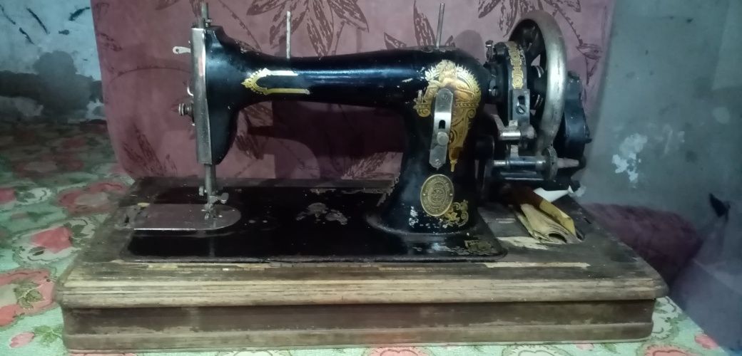 Продам антикварную швейную машинку