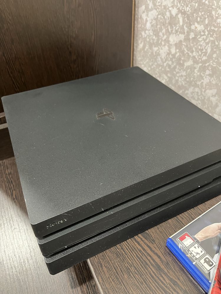 Ps 4 pro на 1 тб с 2 играми и 2 оригинальными джойстиками