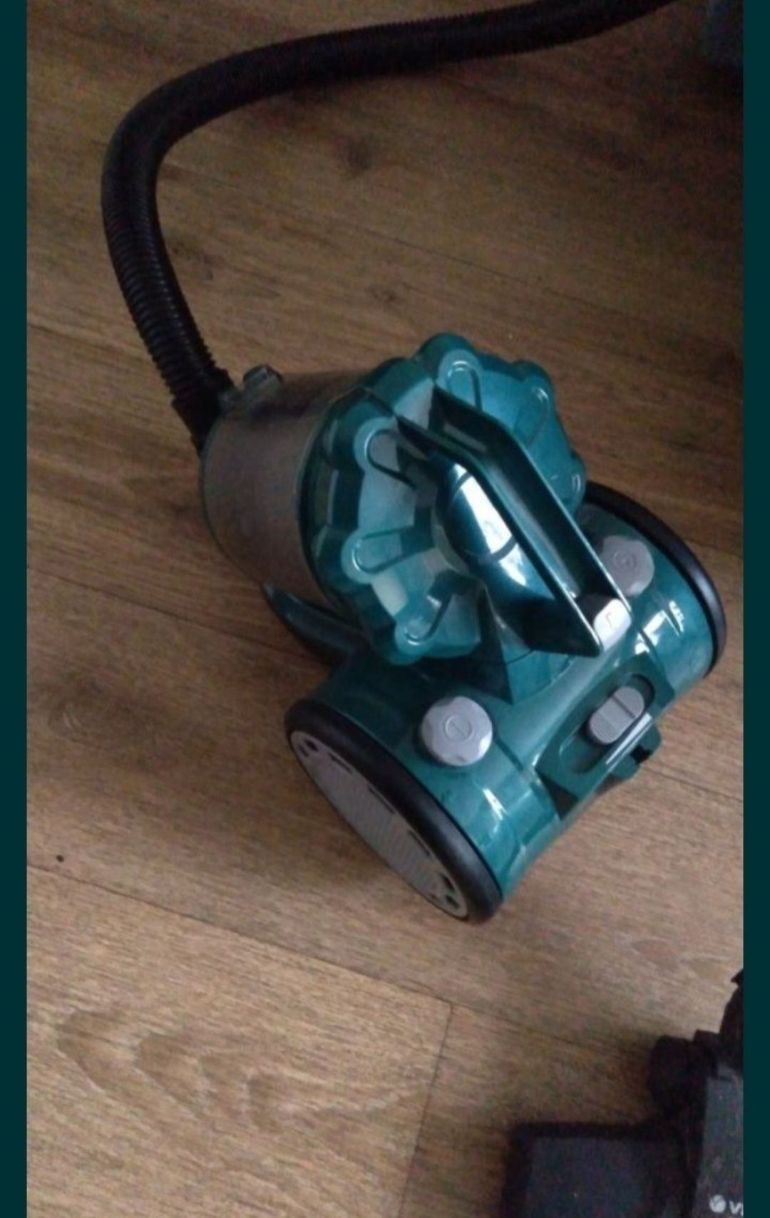 Продам новый пылесос vitek 8137. Без отправки.