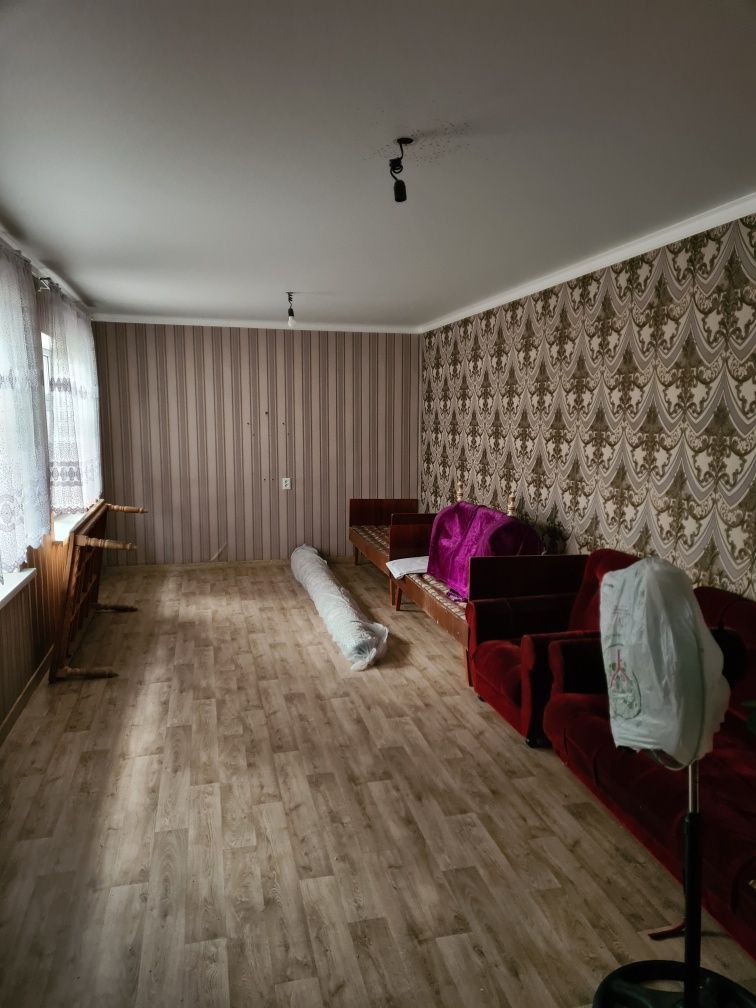 Мкр.Бам үй екі қабатты,8 соток.Аулада времянка бар .