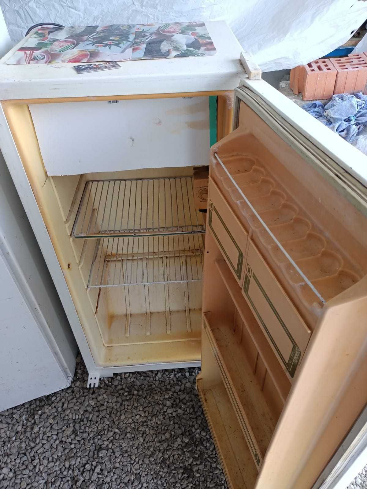 Продам три  рабочих холодильника .