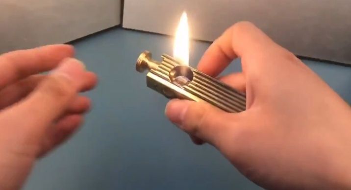 Зажигалка бензиновая.
