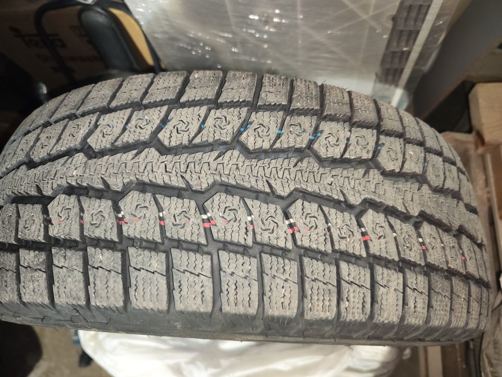 Продам TOYO Зима 245/65/17 пробег 100 км хранились в сухом гараже