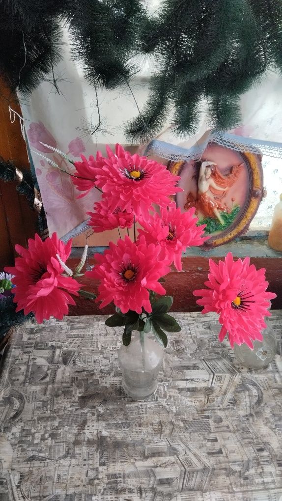 В наличии искусственные цветы поминальные корзинки и  мн др