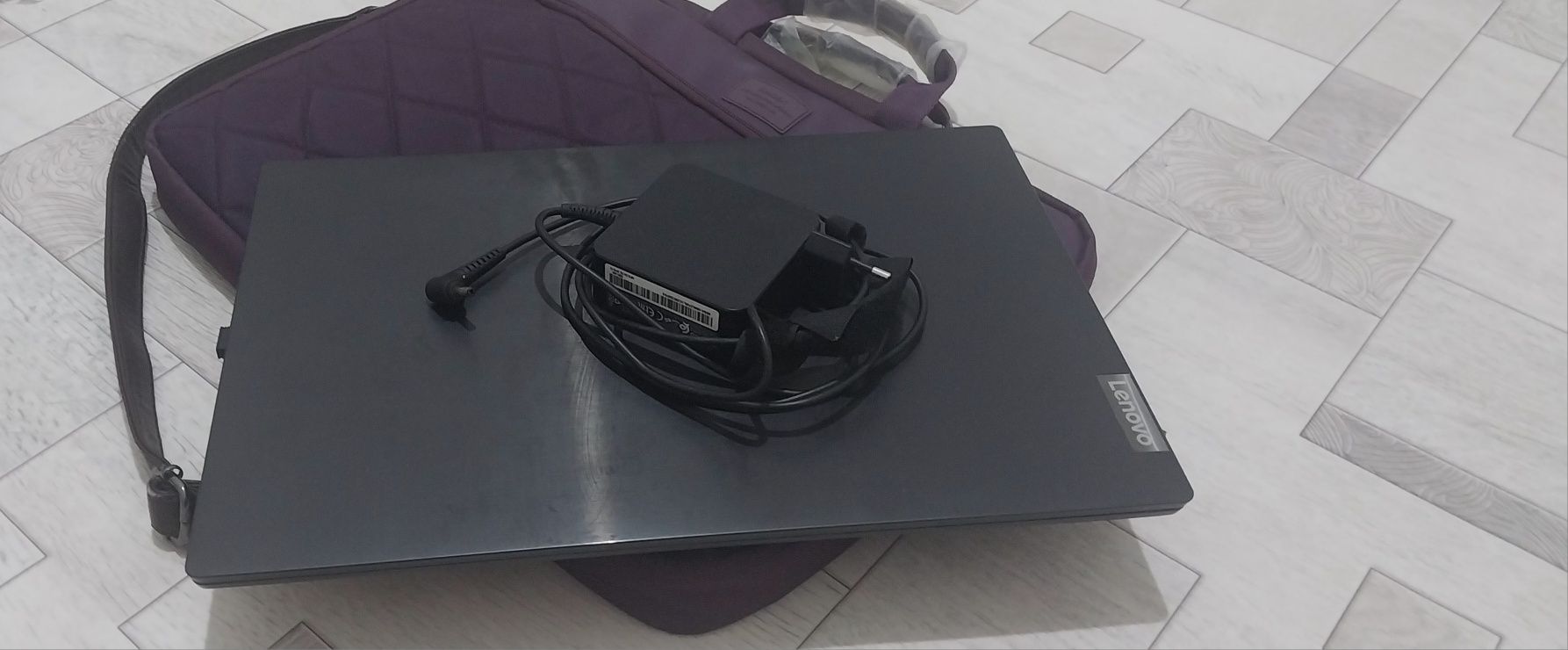 Ноутбук Lenovo с зарядкой и сумкой