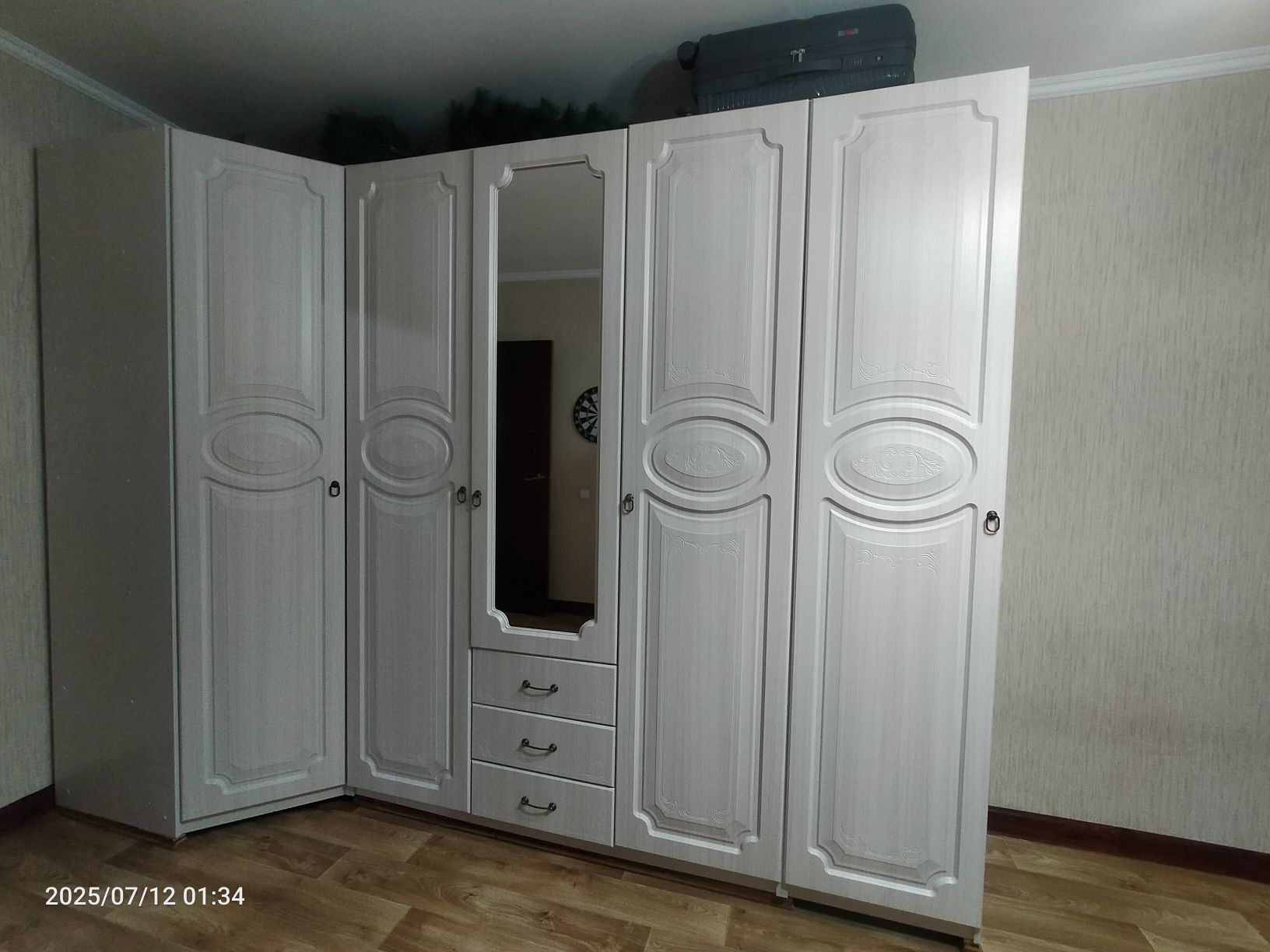 Шкаф в отличном состояний.