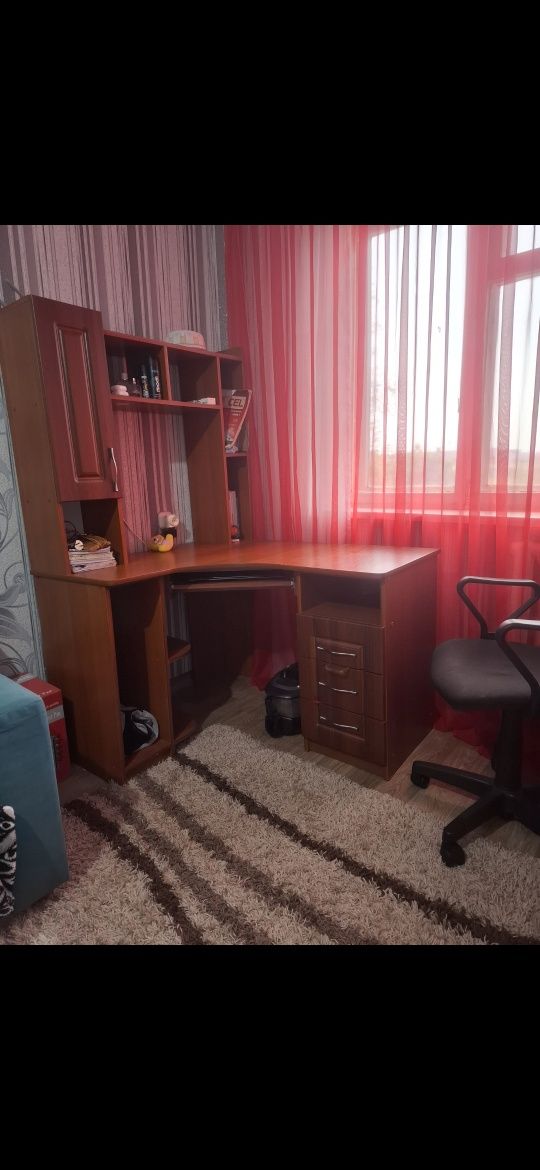 Продам угловой стол