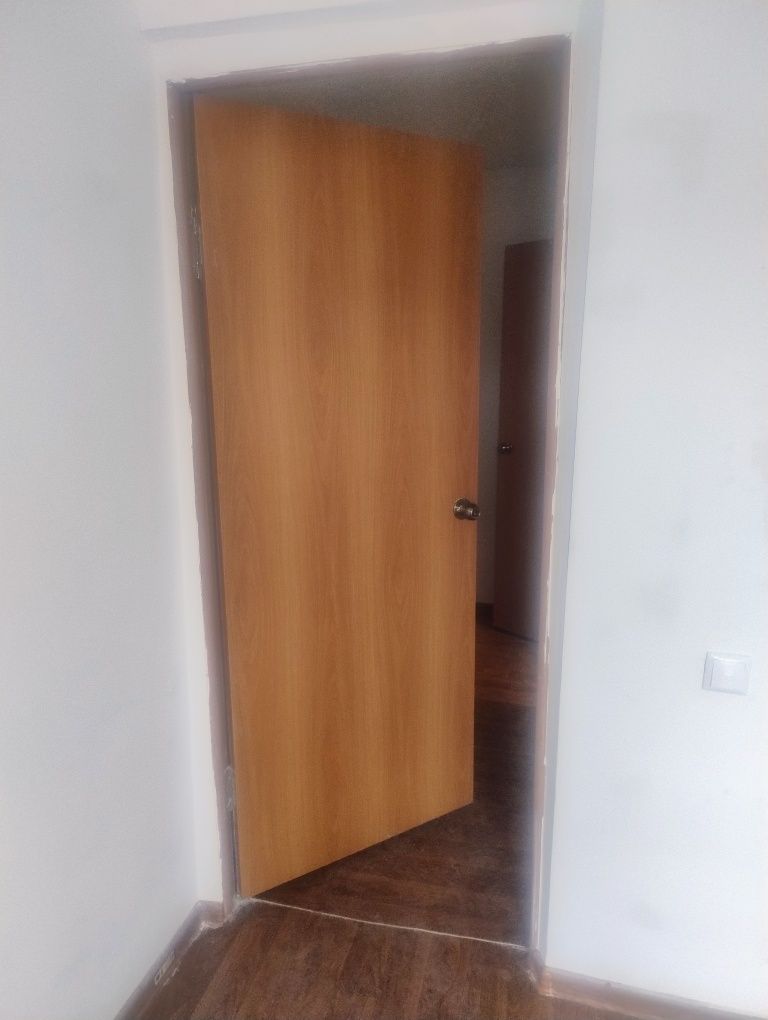 Продам двери 80и60см, раковина, линолеум около 35м2.