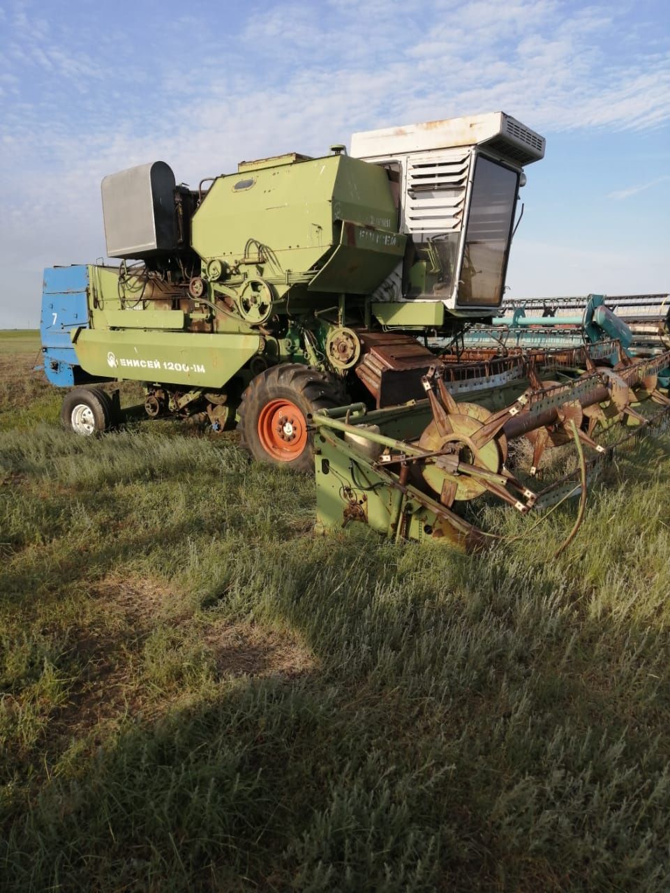 Продам зерноуборочный комбаин Енисей 1200м