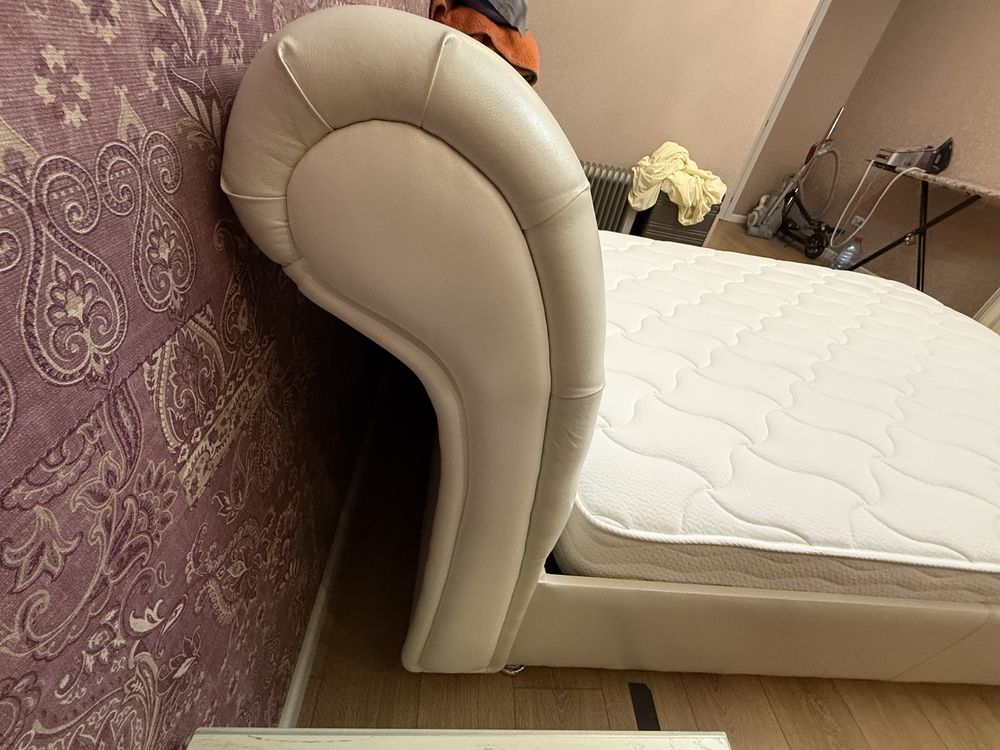 кровать двуспальная с матрасом