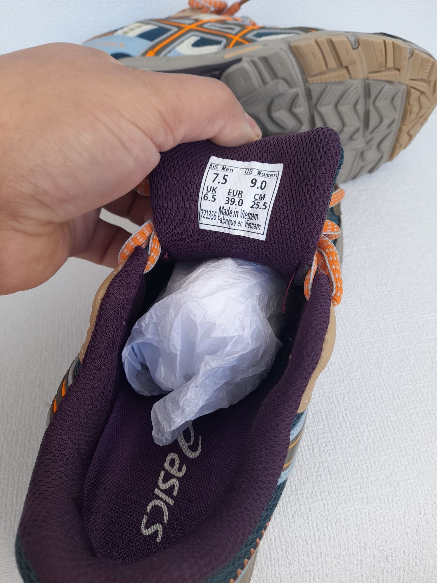 Продам кроссовки асикс