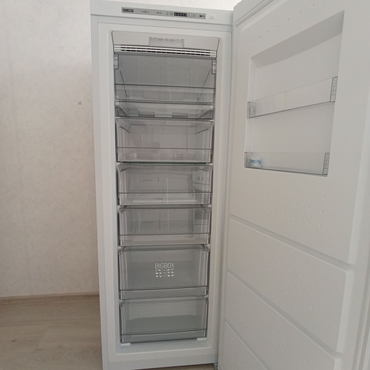 Продам морозильник-шкаф Atlant, белый, No Frost