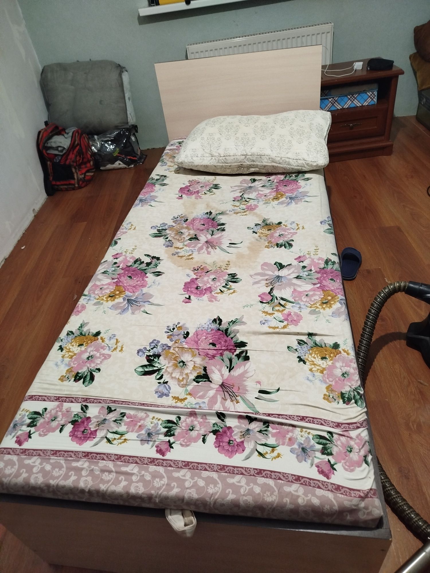 Отдам даром 2 дивана и кровать