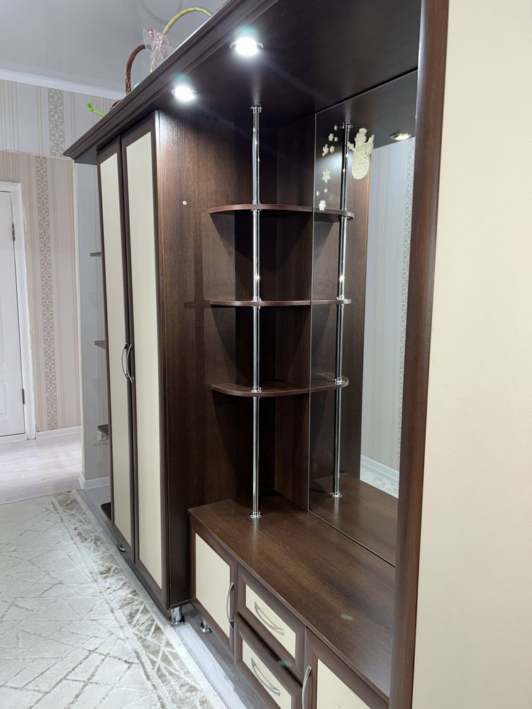 Продается шкаф в прихожую