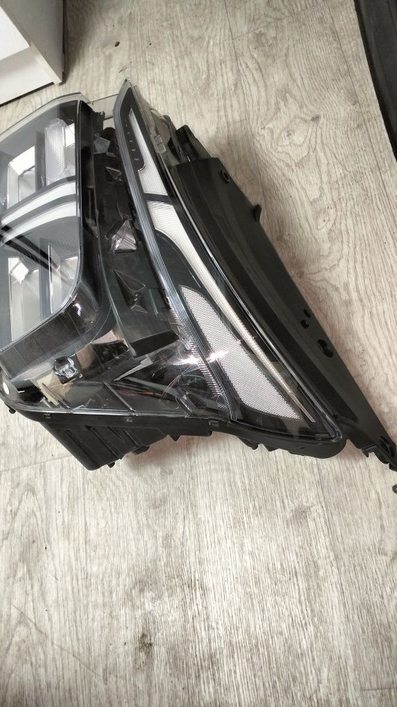 Фары Hyundai Santa Fe 2021 года