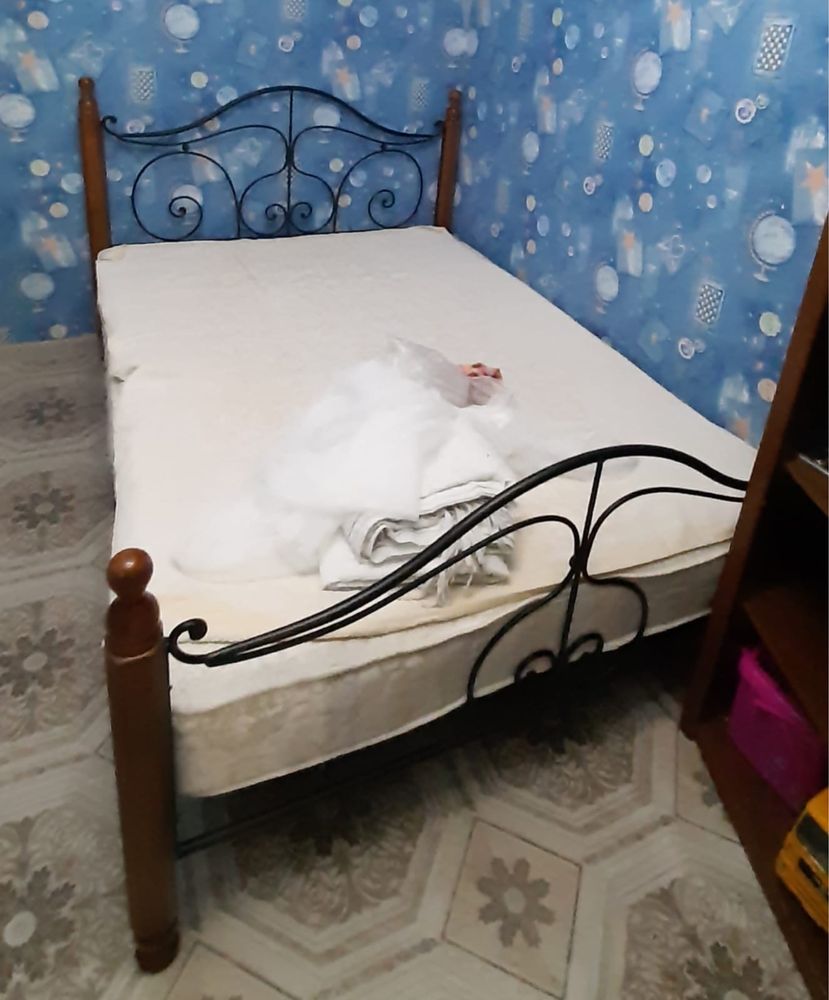 Прихожая, кровать, шкаф, стол стеклянный, матрас
