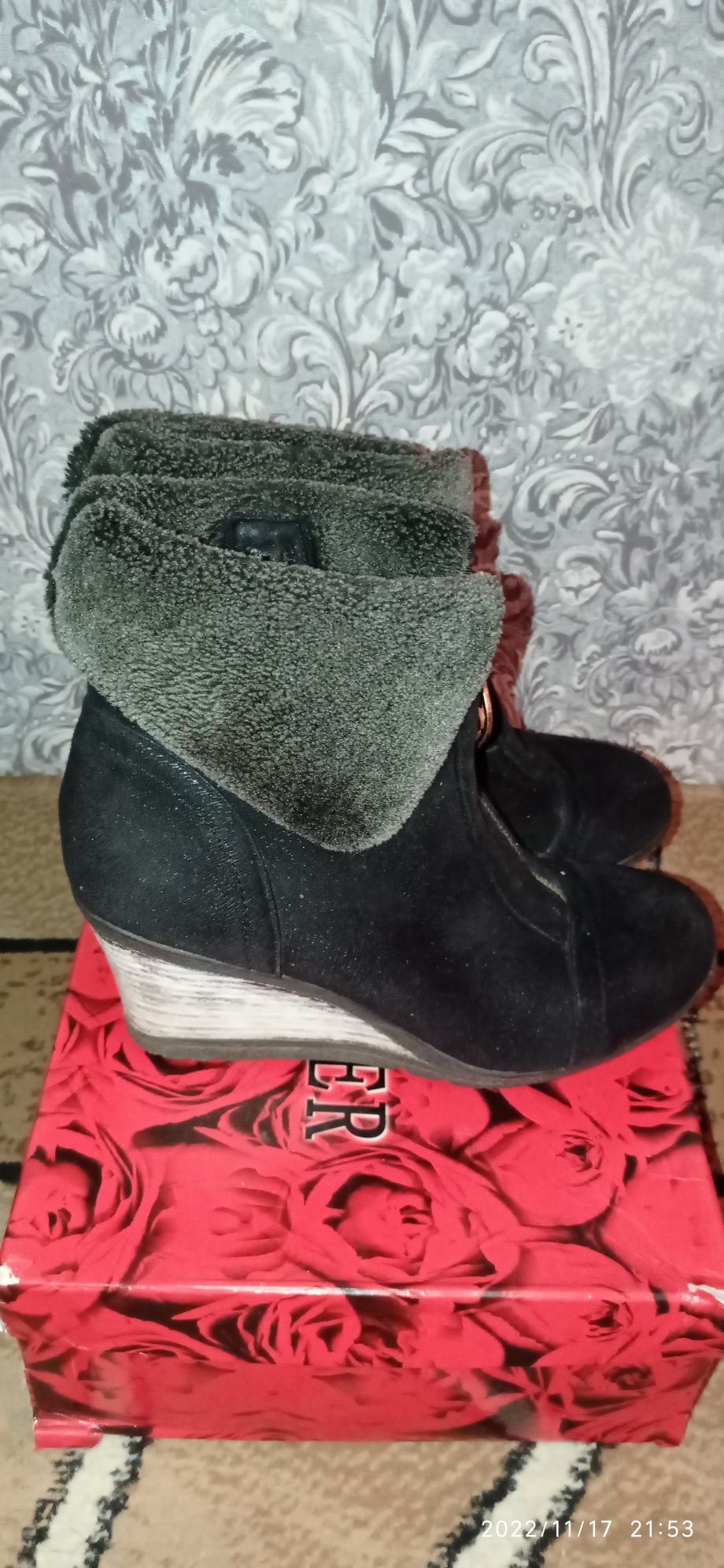Продам женские зимние ботинки