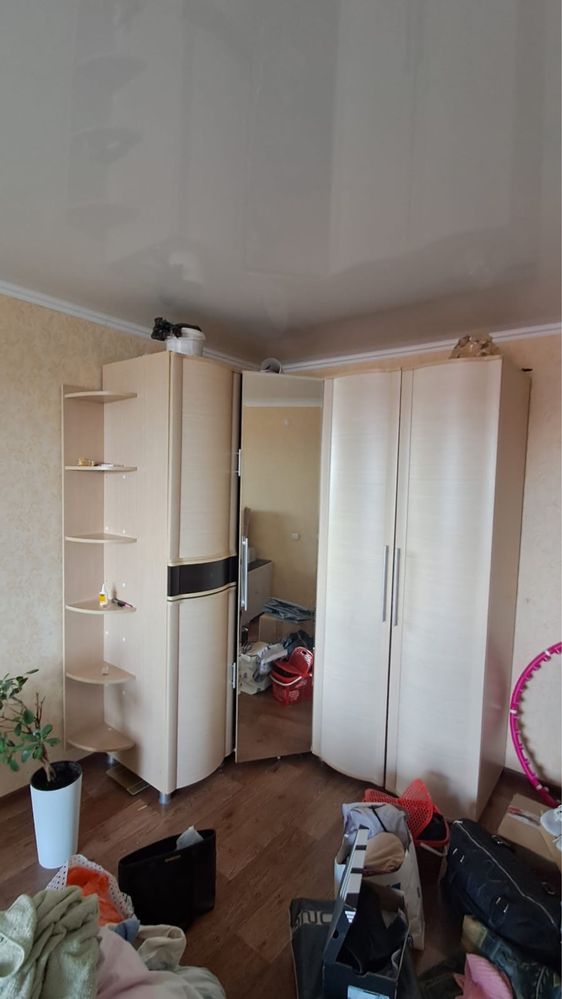 Продам угловой шкаф — очень вместительный и удобный!