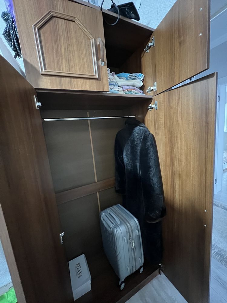 Шкаф платяной