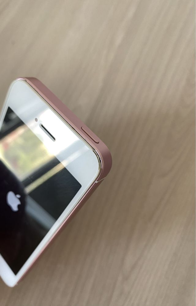 продаю iPhone SE 2016