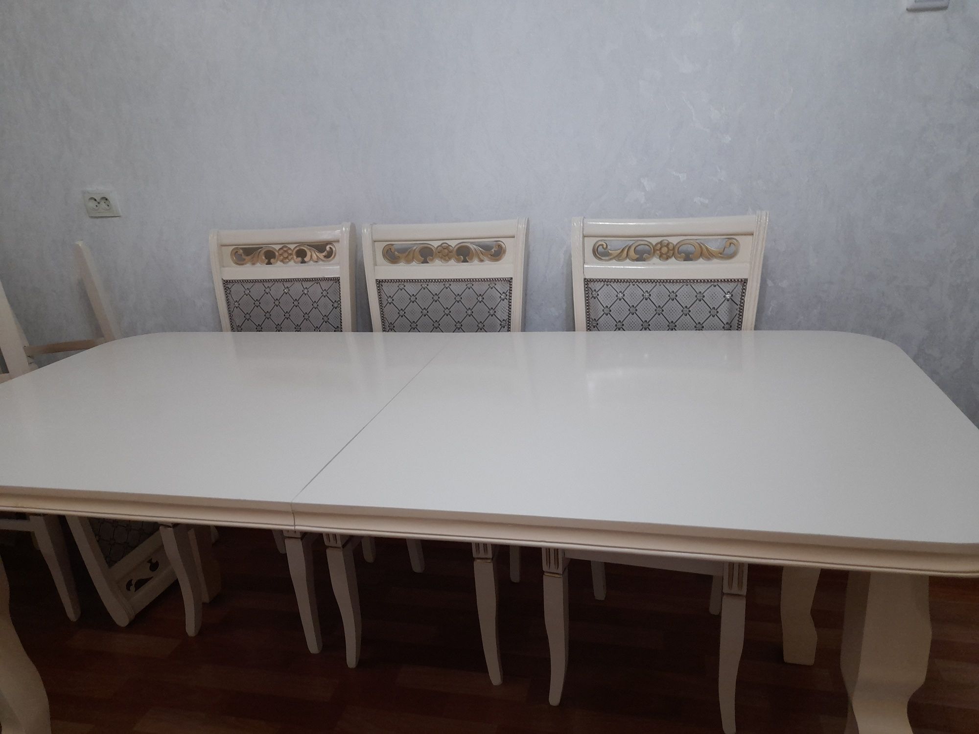 Продаётся овальный стол для гостиной