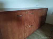Распродажа офисной мебели,ресепшн,столы,шкаф купе зеркальный