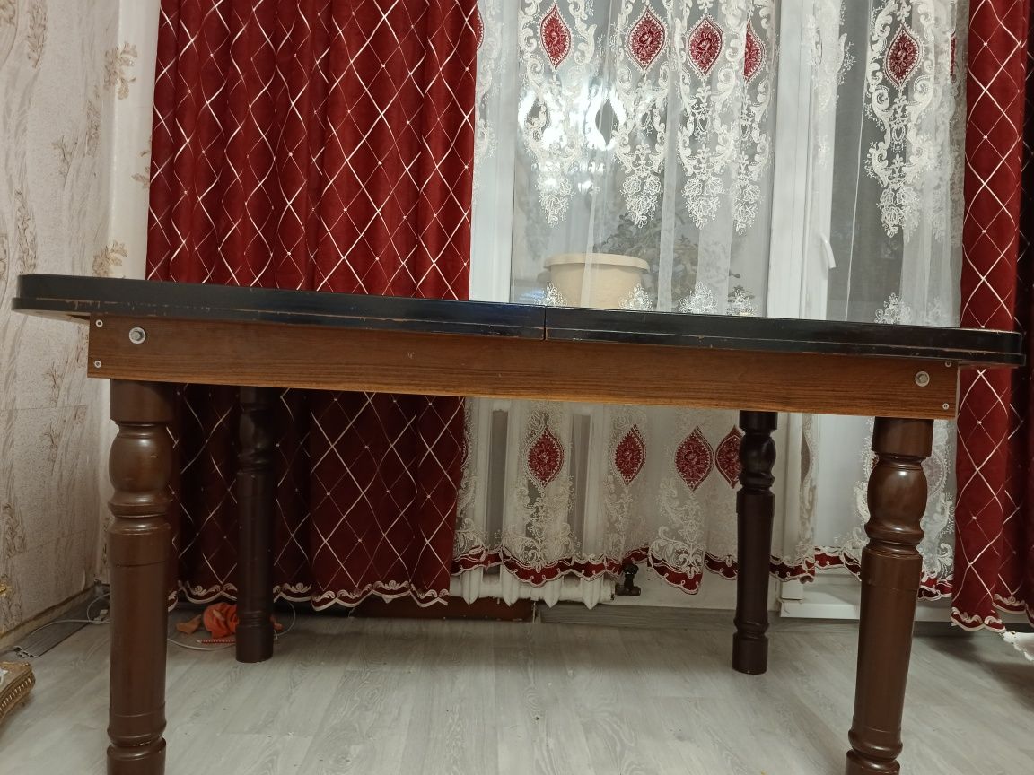 Стол со стульями в отличном состоянии