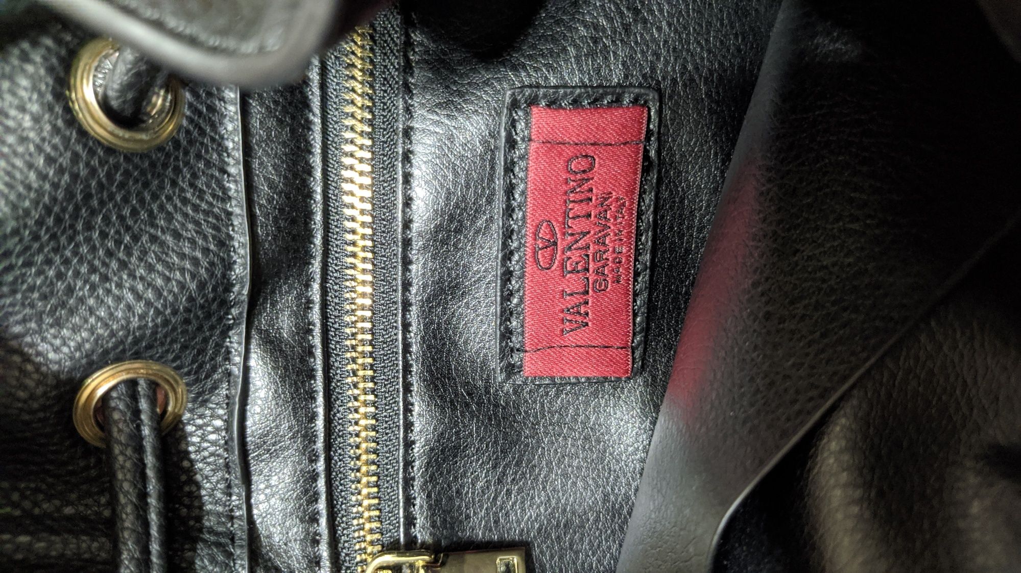 Сумка Bucket Bag VALENTINO с золотистыми заклепками