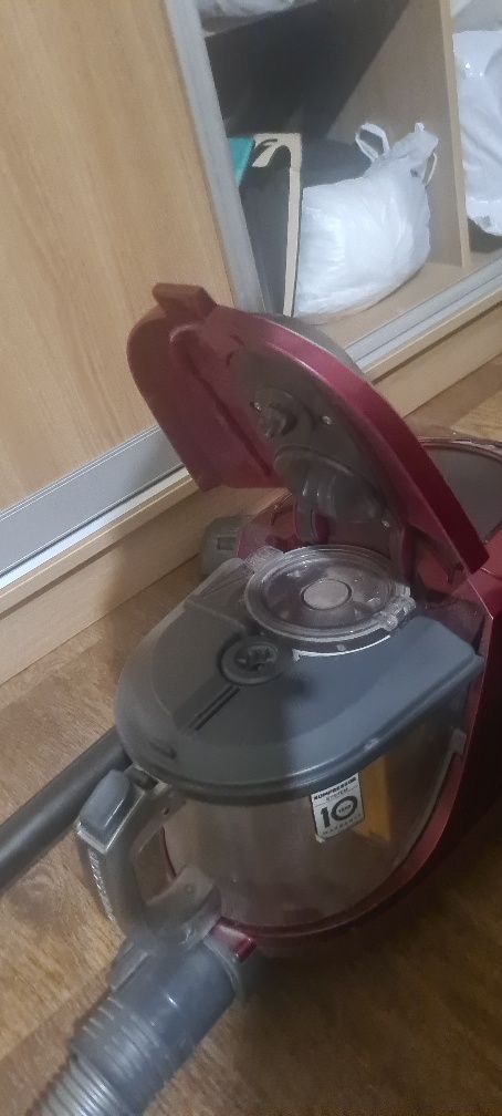 Продам рабочий пылесос LG, мощность 2000 W. Цена: 22 000 тг.