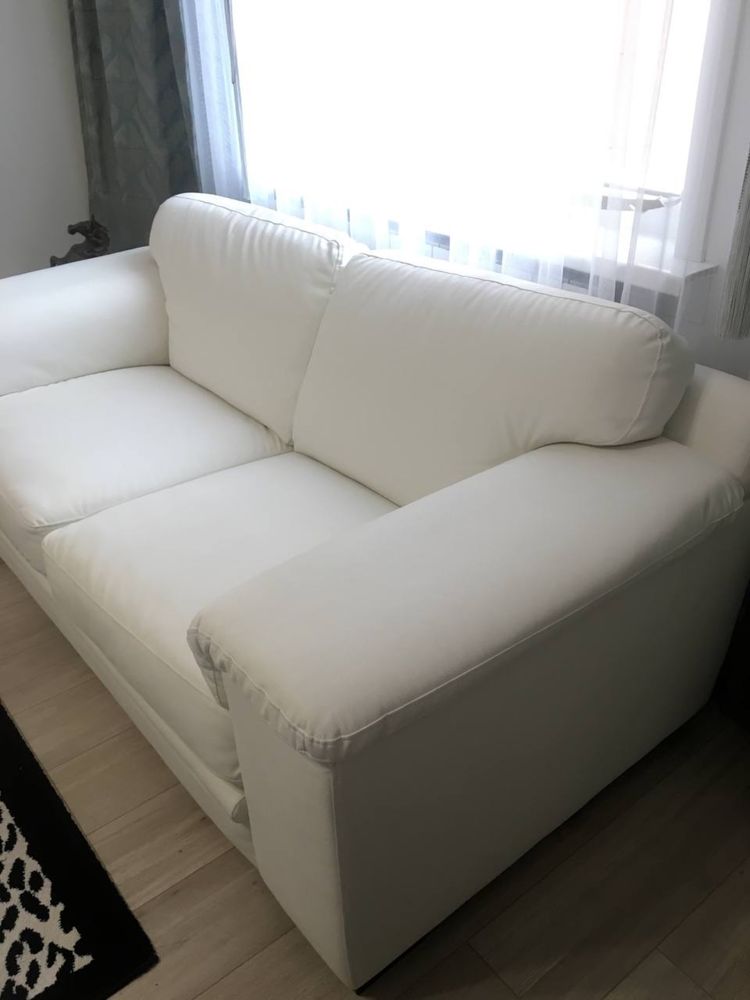Белый диван из экокожи