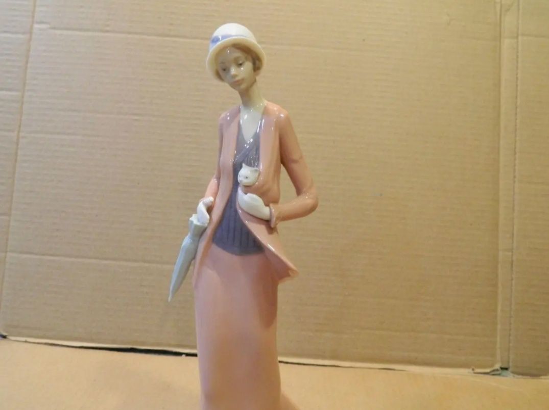 Nao by Lladro 12" фигурка "Женщина с котёнком и зонтом" # 135.