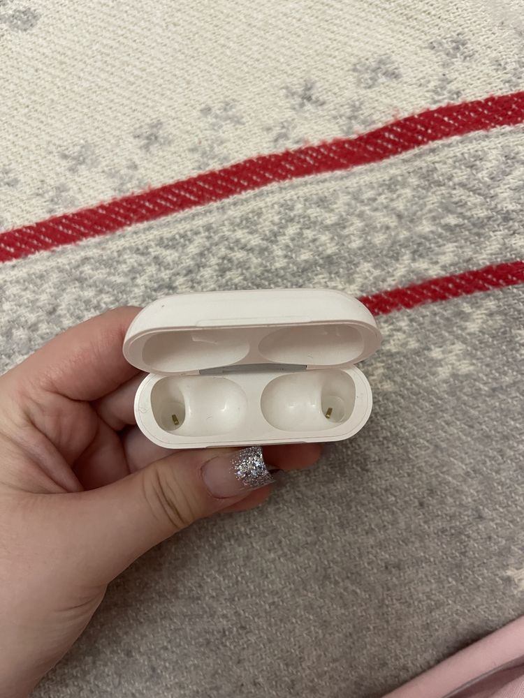 Кейс от Airpods pro на запчасти