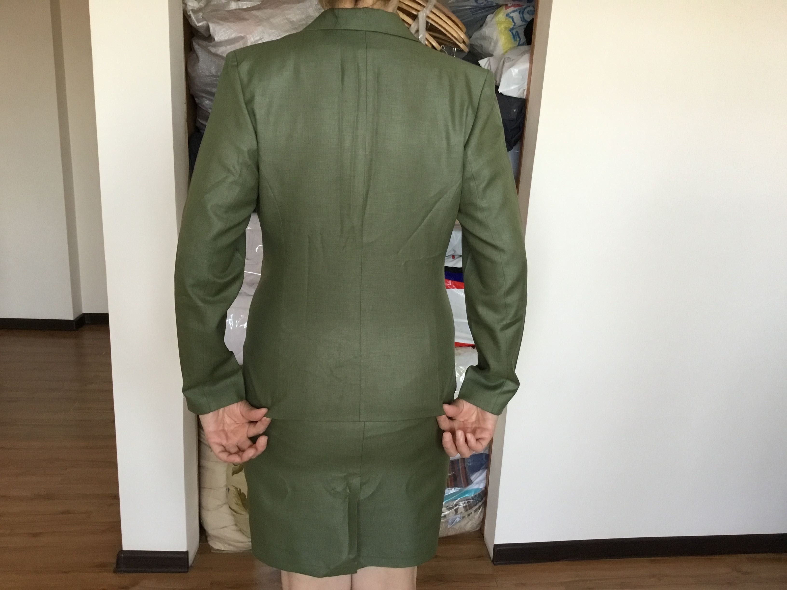 Продаем женский деловой костюм стильный и полусапожки