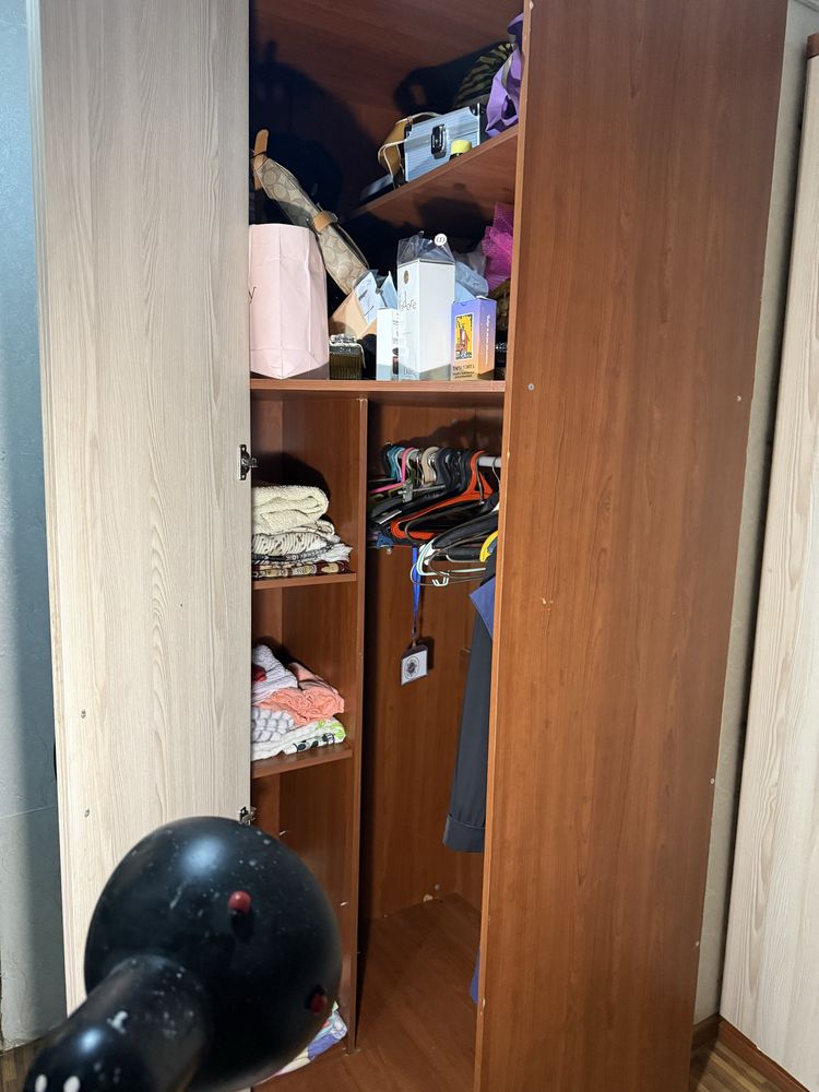 Продам угловой шкаф и плательный шкаф