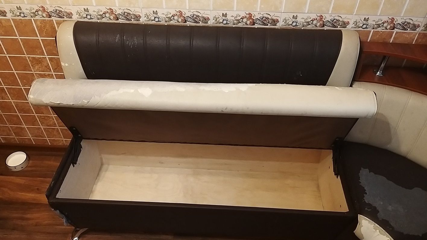 Кухонный уголок мягкий и 3 табуретки