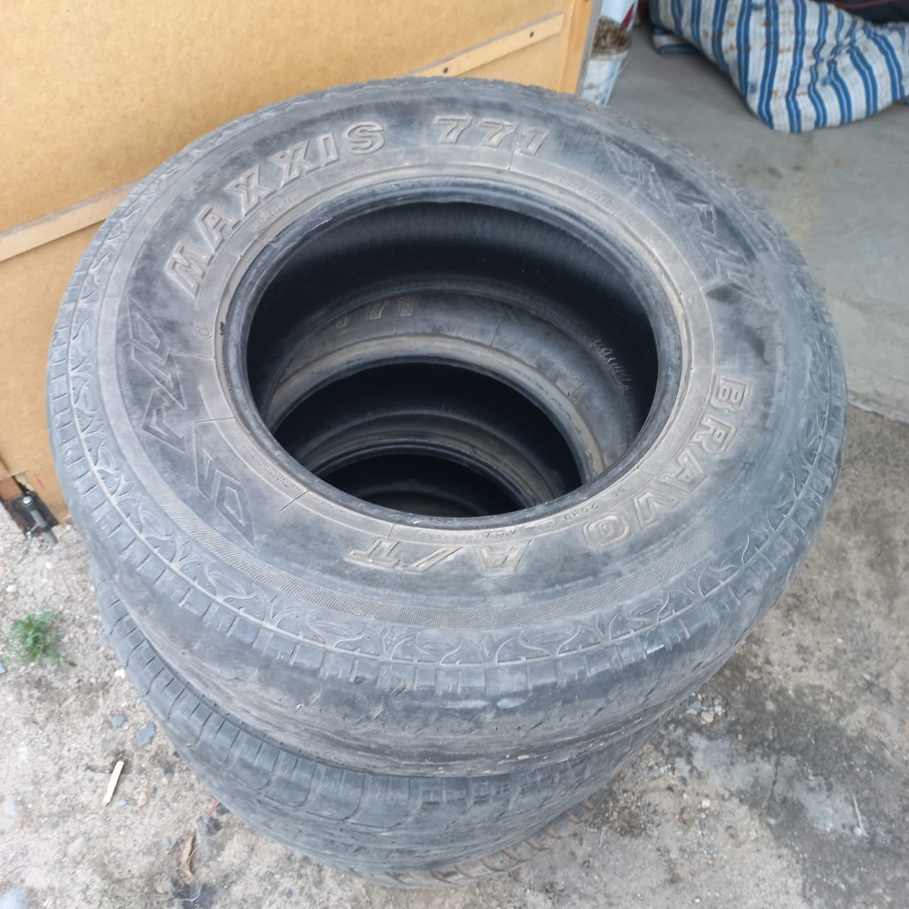 Продам 4 баллона на внедорожник