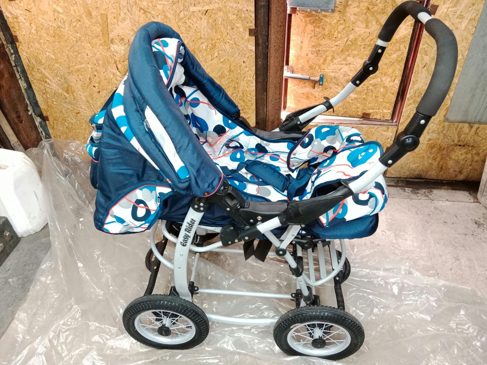 Продам хорошую и надежную детскую коляску