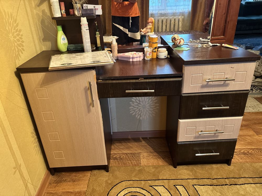 Спальный гарнитур: кровать + шкаф + столик с зеркалом