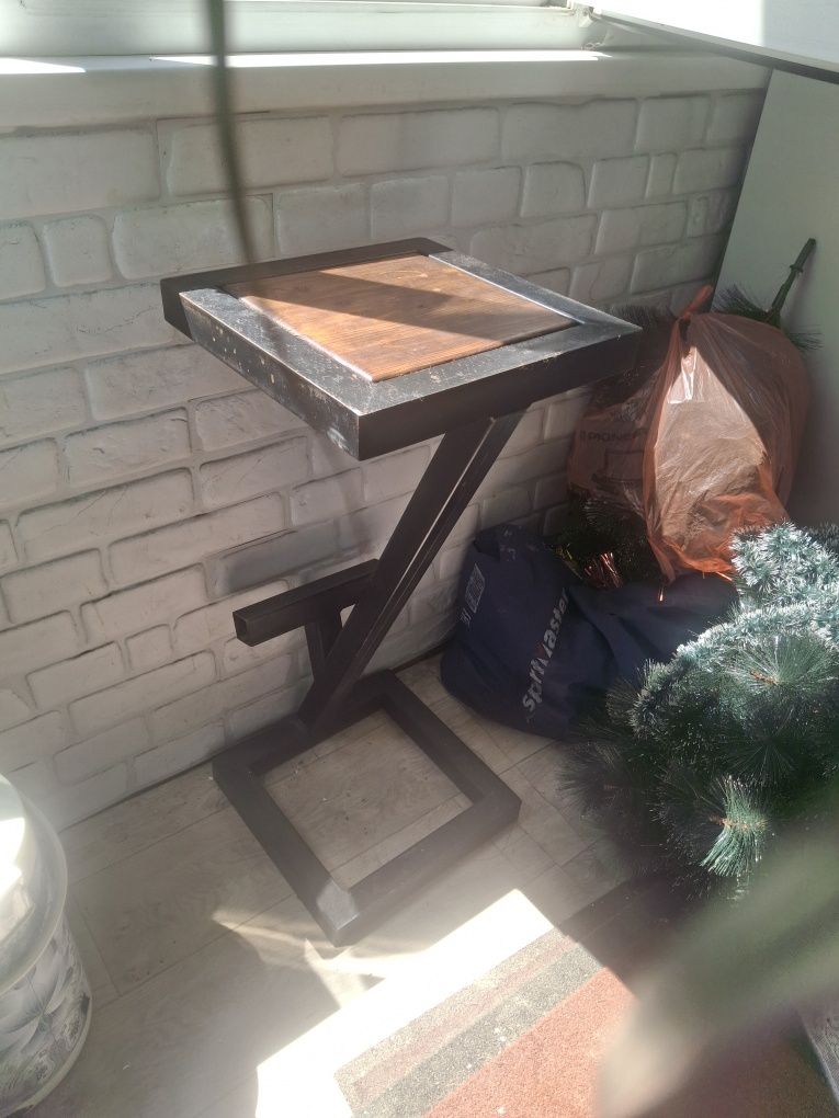 Продаётся  2  барных стула срочно