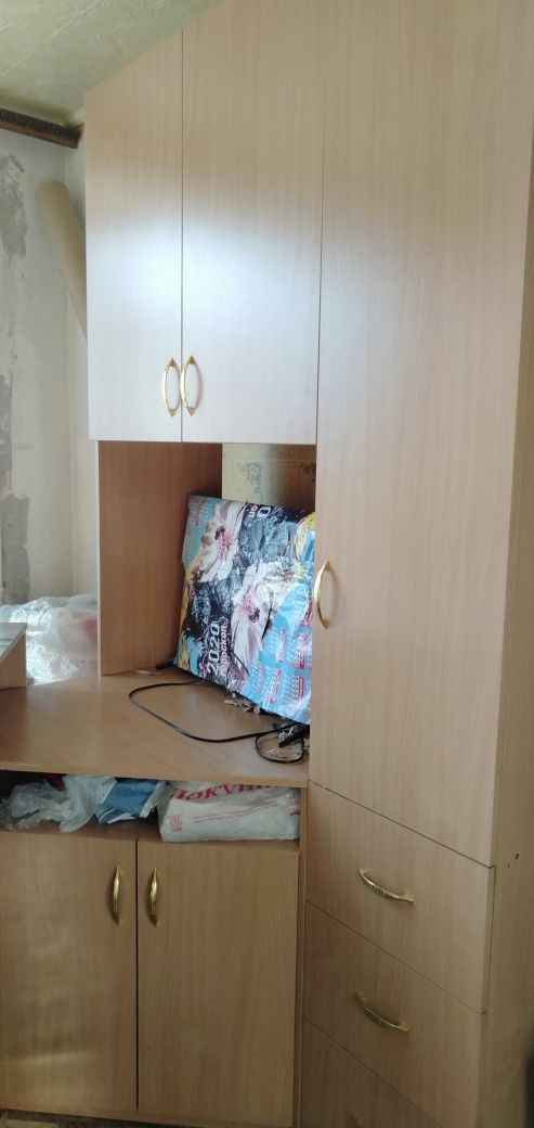 Продам шкафы и стол .