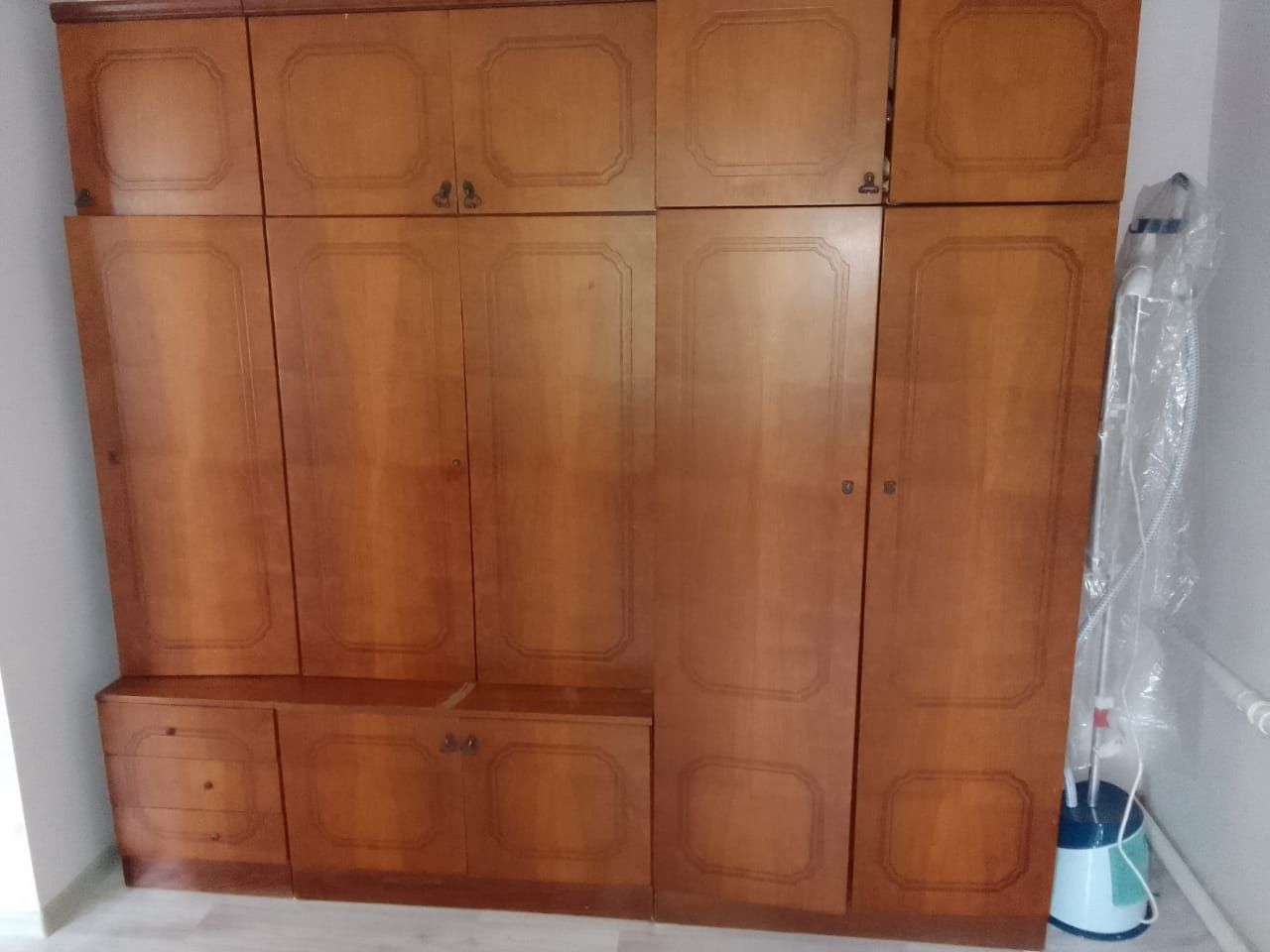 Продам диван 2ш, кресла 2шт, стулья 6шт, шифонер.